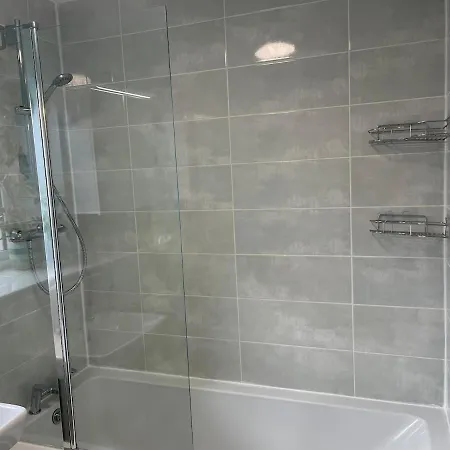 Modern Furnished One Bed דירה
